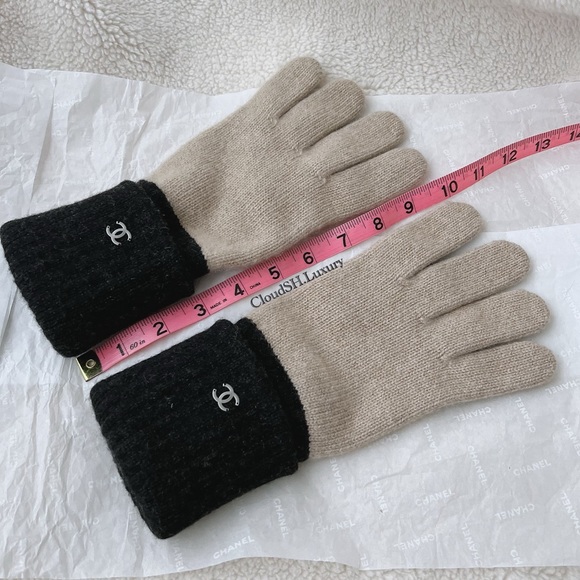 Auth Chanel Beige Black Classic CC Logo Cashmere Gloves - Picture 8 of 9